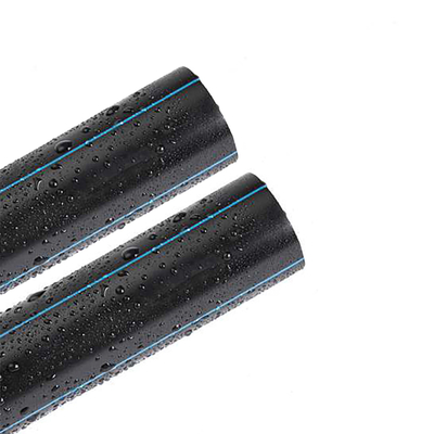 Fornecimento de água Tubos de HDPE pretos com faixa azul cortados ao tamanho