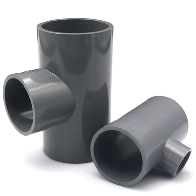 Os encaixes de tubo DN20 do PVC do cinza 25 a tubulação 32 40 50 63 75 90 que reduz o T personalizaram